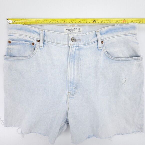 ABERCROMBIE 90s High Rise Relaxed Jean Shorts Clean Girl Raw Hem Light Denim Y2k - Picture 3 of 9
